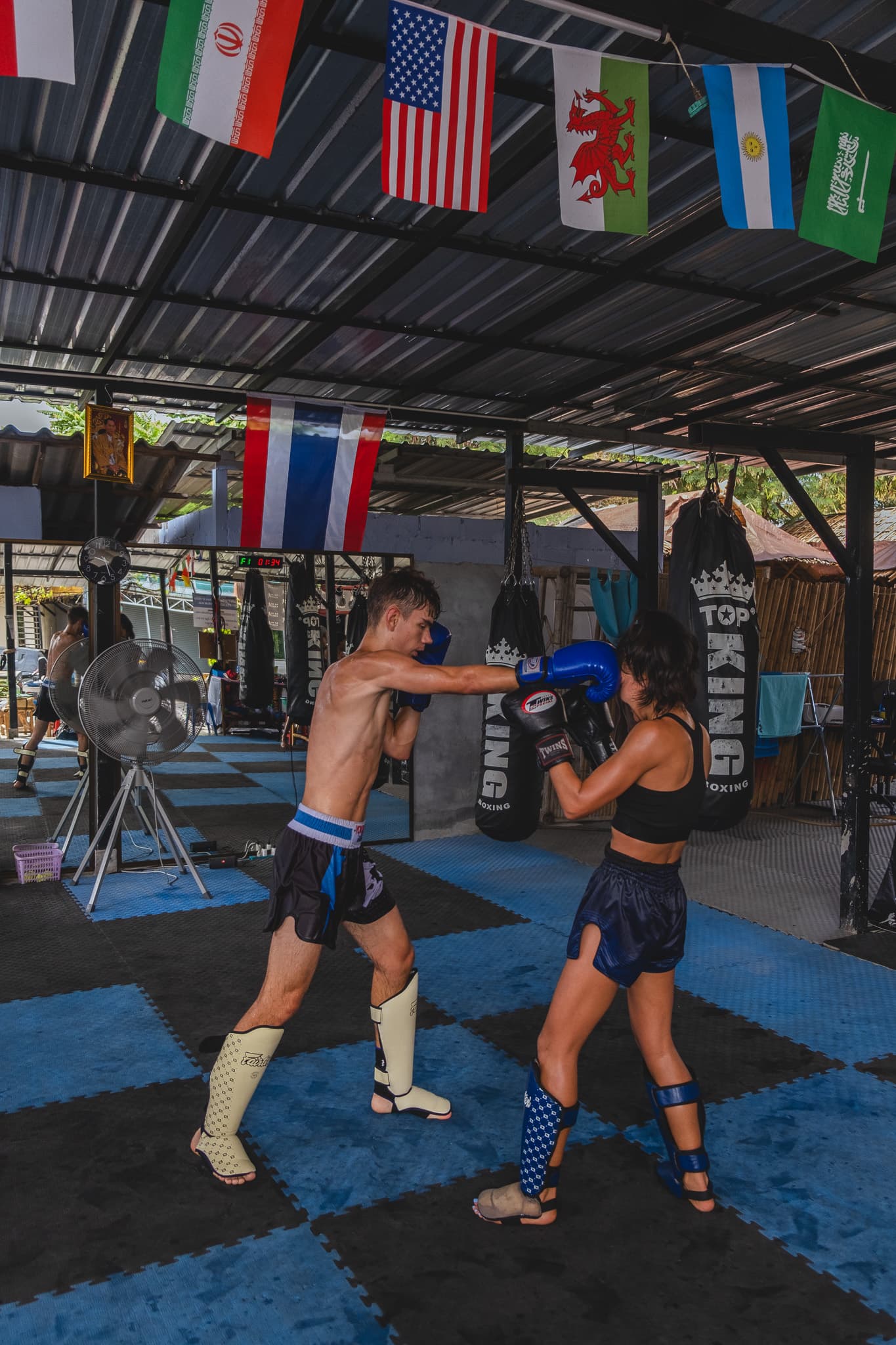 Male fighter controlled sparring with female fighter on Koh Phangan