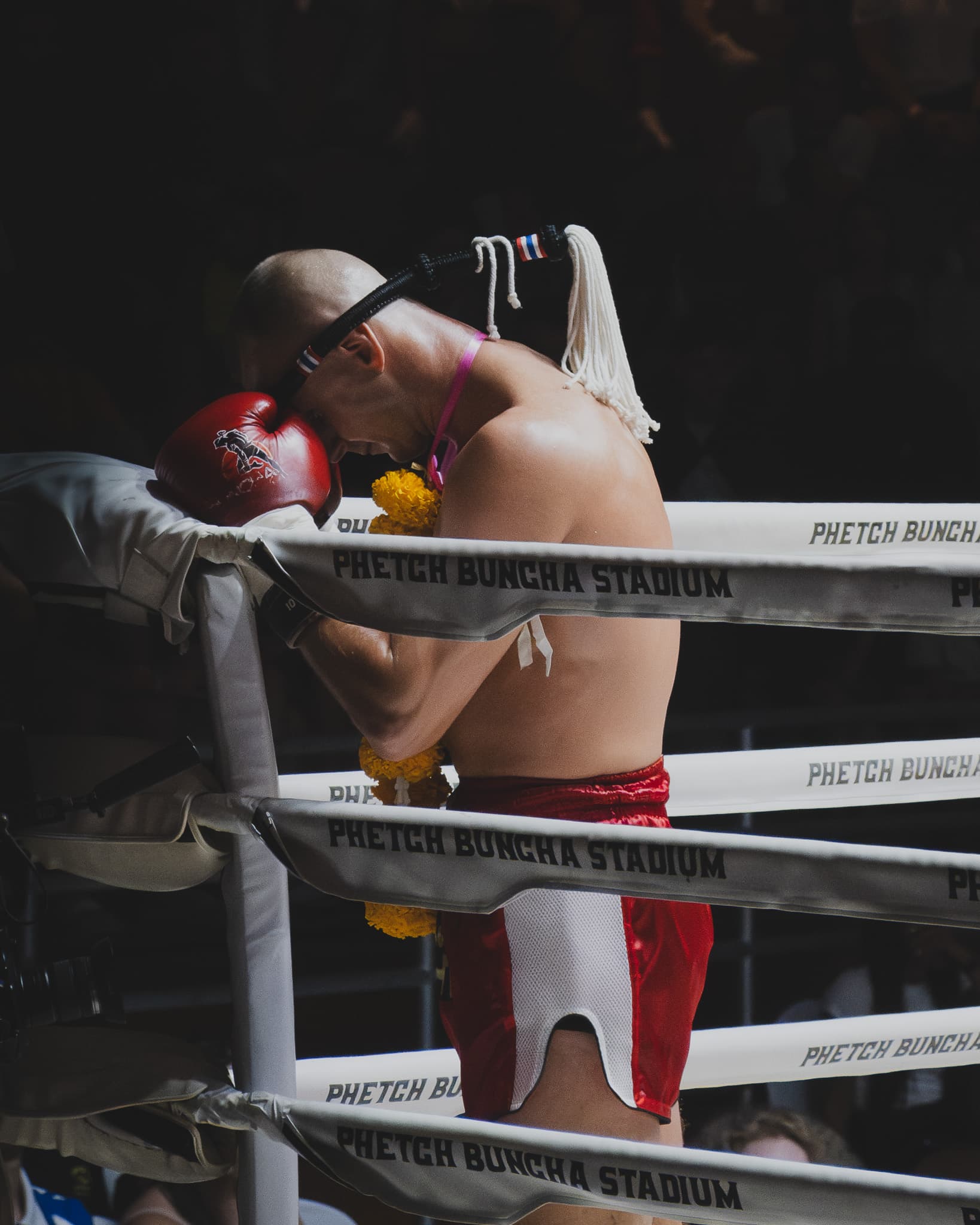 Rituals when entering the ring in Phetchbuncha stadium in Samui