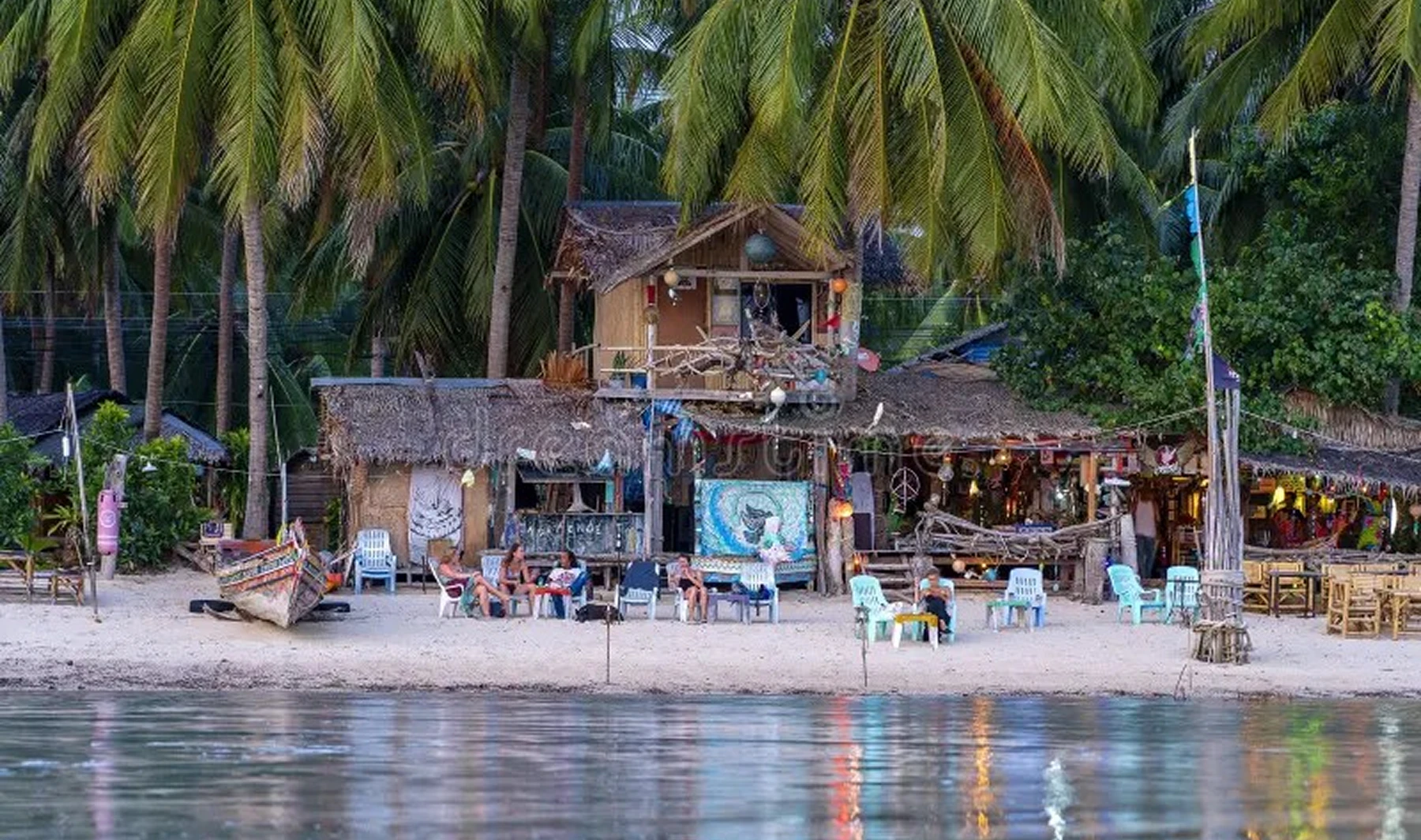 Find hidden cafés & beach bars